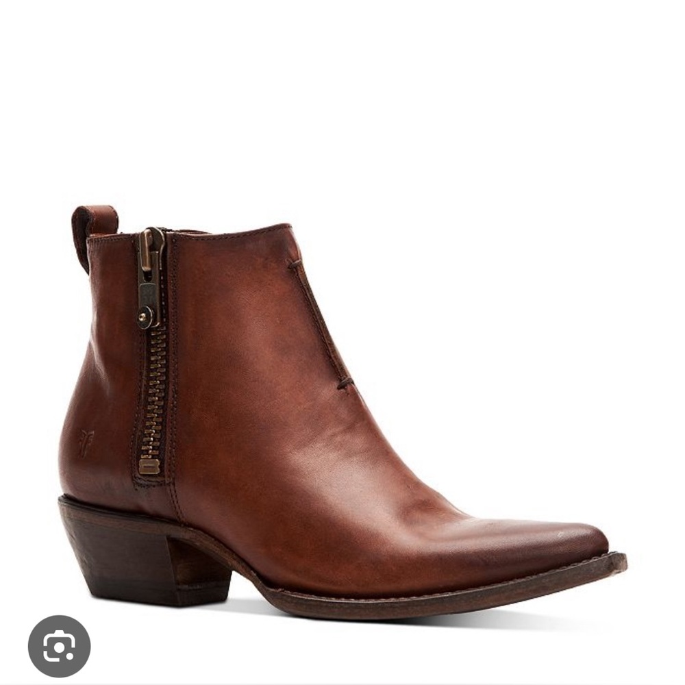 GUC: Frye Women’s Sacha Moto Shortie Bootie in Cognac, size 8.5